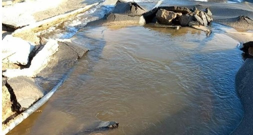 Su isale hattı patladı, araba çukura düştü!